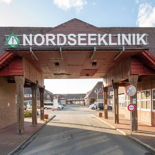 Das Bild zeigt das Einfahrtstor zum Gelände der Nordseeklinik