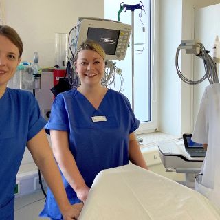 Das BIld zeigt das Leitungsteam der Notaufnahme in einem Behandlungsraum.