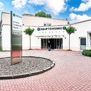 Das Bild zeigt den Haupteingang von Teupitz