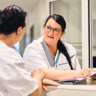 Melanie Androw im Gespräch mit einer Kollegin