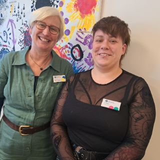Auf dem Bild sind die Theatertherapeutin Frau Muller und die Ergotherapeutin Frau Fuchs von der Tagesklinik Königs Wusterhausen abgebildet
